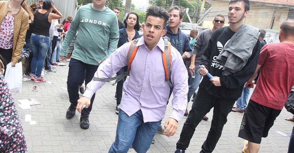 24.out.2015 - Candidatos correm para entrar na Uninove Barra Funda, zona oeste da capital paulista, para fazer o primeiro dia de provas do Enem (Exame Nacional do Ensino Médio)