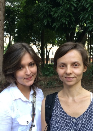 Julia Heinemenn (à esquerda) e Fernanda Cruz, no Parque da Luz, em São Paulo. As amigas não desistiram da visita ao Museu da Língua Portuguesa, ao fundo - Gabriela Fujita/UOL