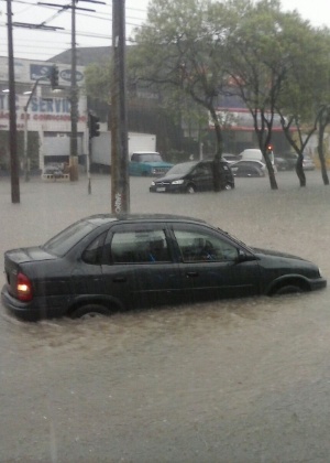 Avenida Oratório em Santo André teve o trânsito interrompido por causa das fortes chuvas da tarde - Caio Henrique Da Silva/Whatsapp