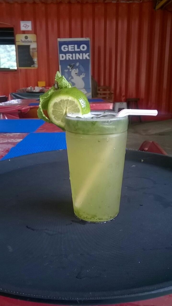 A Garaparia & Hambúrguer Artesanal resolveu criar bebidas com cana-de-açúcar. Na foto, caipirinha de pinga feita com o suco da cana. - Divulgação