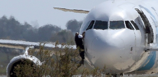 Homem foge pela janela de avião sequestrado da Egyptair, no aeroporto de Larnaca, no Chipre - Yiannis Kourtoglou/Reuters