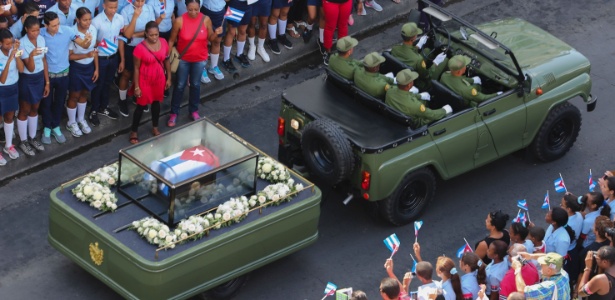 Cortejo com cinzas de final é saudado pelas ruas de Santiago de Cuba - Marcelo Garcia/AFP