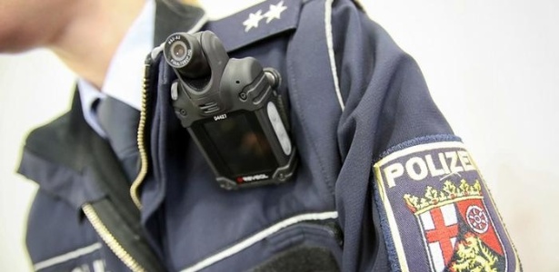 Câmeras nos uniformes visam proteger a própria polícia após o aumento de ataques a membros das forças de segurança - DW