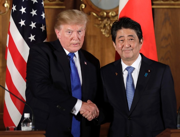 Donald Trump e o premiê Shinzo Abe se cumprimentam em Tóquio, no Japão - AFP PHOTO / POOL / Kiyoshi Ota