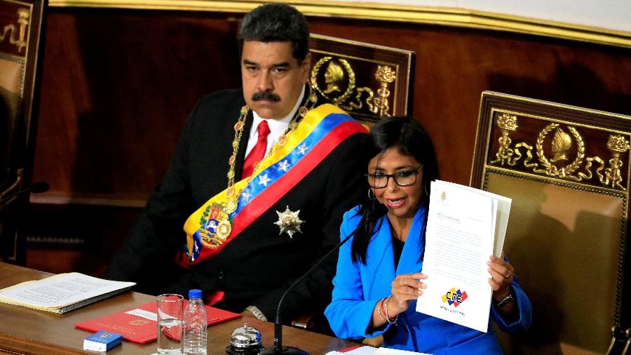 24.mai.2018 - Vice-presidente da Venezuela, Delcy Rodríguez, com Nícolas Maduro no dia do juramento do presidente para seu novo mandato, em Caracas - REUTERS/Marco Bello