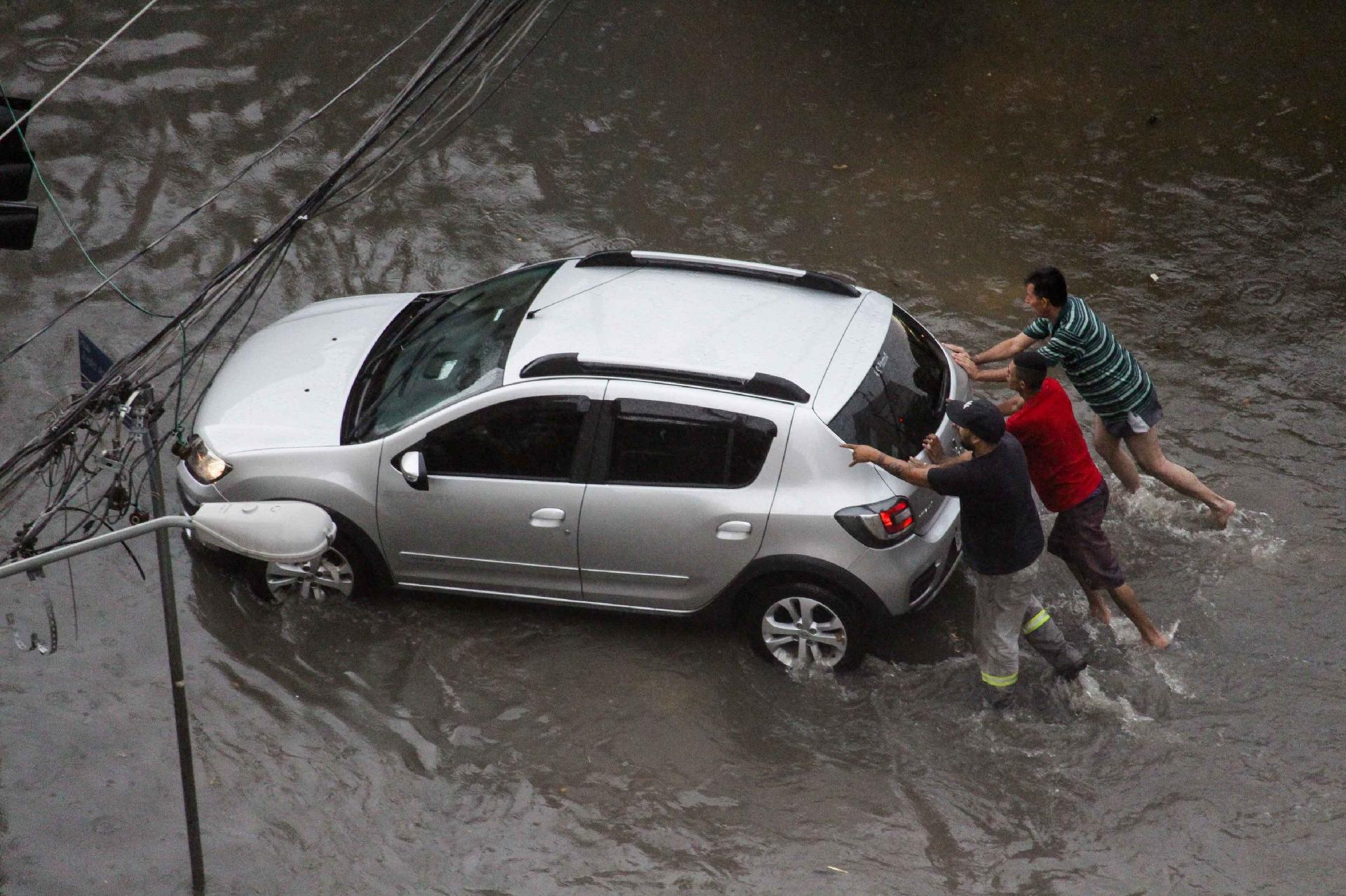 Chuva Provoca Pontos De Alagamento Em Sp E Rio Transborda Na Zona Leste 08012019 Uol Notícias 