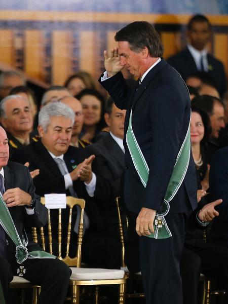  O presidente da República, Jair Bolsonaro, cumprimenta o general Eduardo Villas Bôas  - DIDA SAMPAIO/ESTADÃO CONTEÚDO