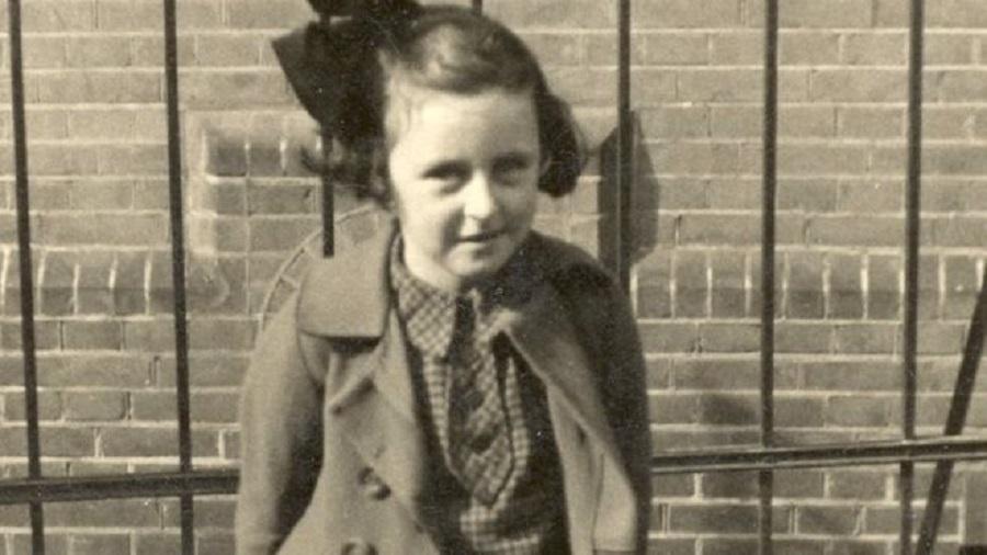Mirjam Lapid-Andriesse, vista aqui ainda criança, em setembro de 1939, foi uma das que escapou - Mirjam Lapid-Andriesse