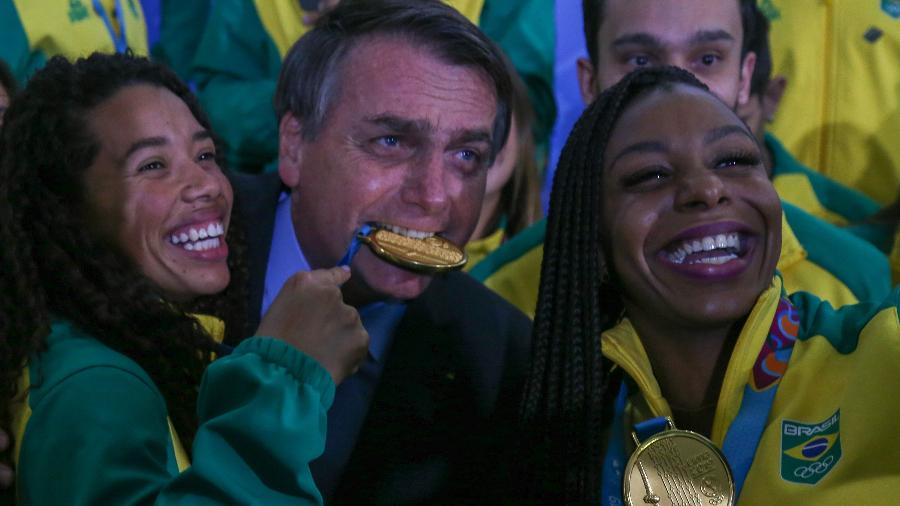 Jair Bolsonaro morde medalha em recepção a brasileiros do Pan de Lima - Abelardo Mendes Jr/ Ministério da Cidadania