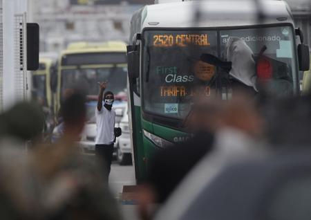Sequestro a ônibus da viação Galo Branco na ponte Rio-Niterói chegou ao fim por volta das 9h desta terça-feira. O homem foi atingido por atiradores de elite da PM