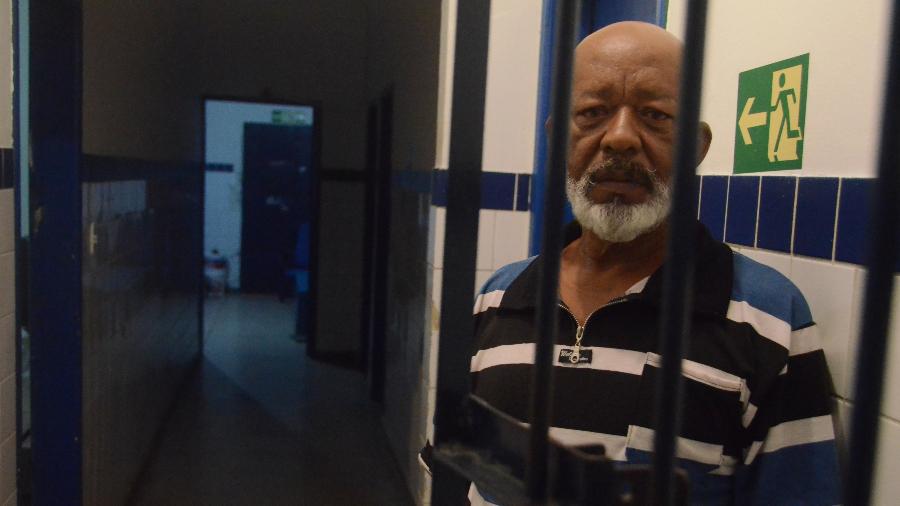 Severino Francisco dos Santos, 63, se mudou para o Albergue Municipal de Maceió para ficar ao lado do amigo Hipólito, que  está com câncer terminal - Beto Macário/UOL
