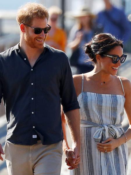 Príncipe Harry e a esposa, Meghan, caminham durante passeio em cidade de Queensland, na Austrália - Phil Noble