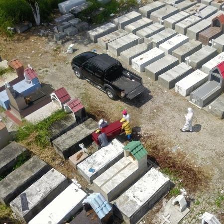 12.abr.2020 - Vista aérea de trabalhadores enterrando um caixão no cemitério Maria Canals, nos arredores de Guayaquil, Equador, em meio ao novo surto de coronavírus - Jose Sánchez/AFP