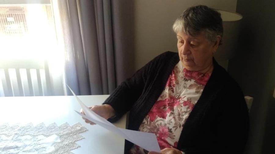 A aposentada Edna das Neves observa seus exames. Ela ficou sem hidroxicloroquina para tratar artrite e artrose - Arquivo Pessoal