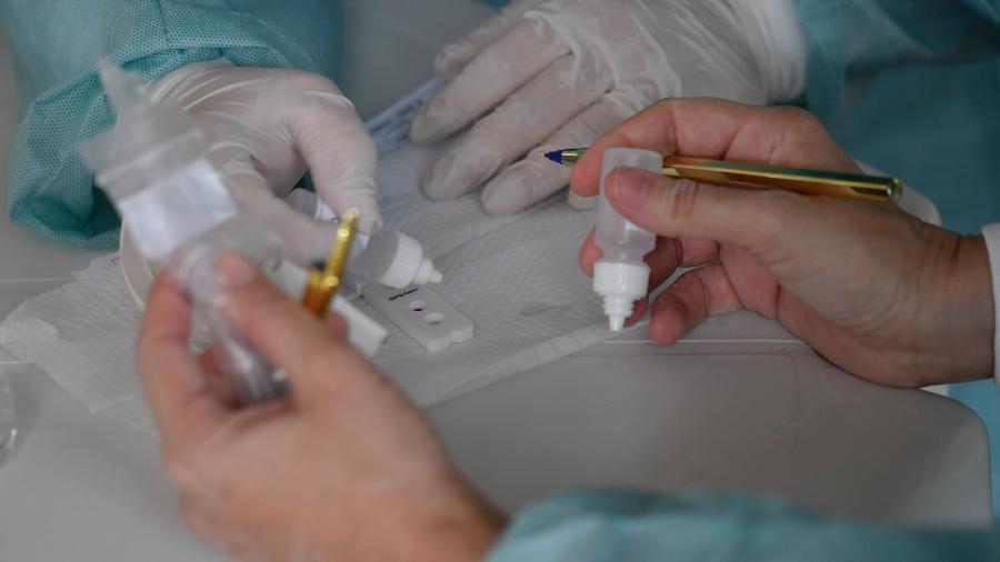 Médico realiza testes para o novo coronavírus no DF -  MATEUS BONOMI/AGIF/ESTADÃO CONTEÚDO