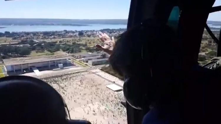 Domingo de manifestações | Bolsonaro sobrevoa ato contra o STF, acena e anda a cavalo