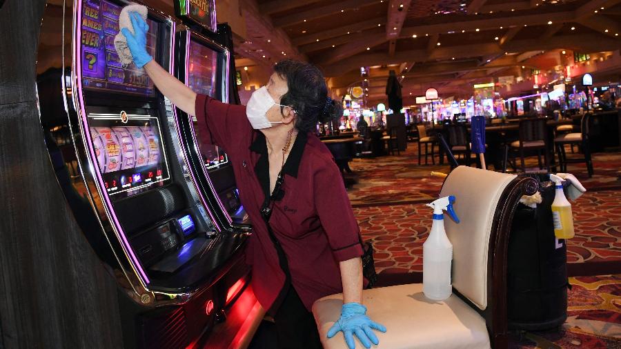 Funcionária faz limpeza em hotel e cassino de Las Vegas, nos EUA  - Ethan Miller/Getty Images/AFP