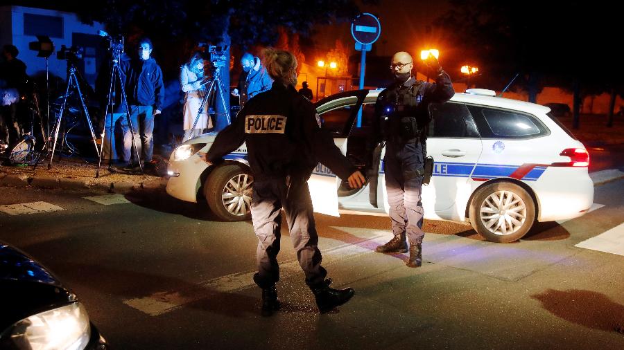 Policiais e jornalistas em Paris, onde um professor foi decapitado - Reuters
