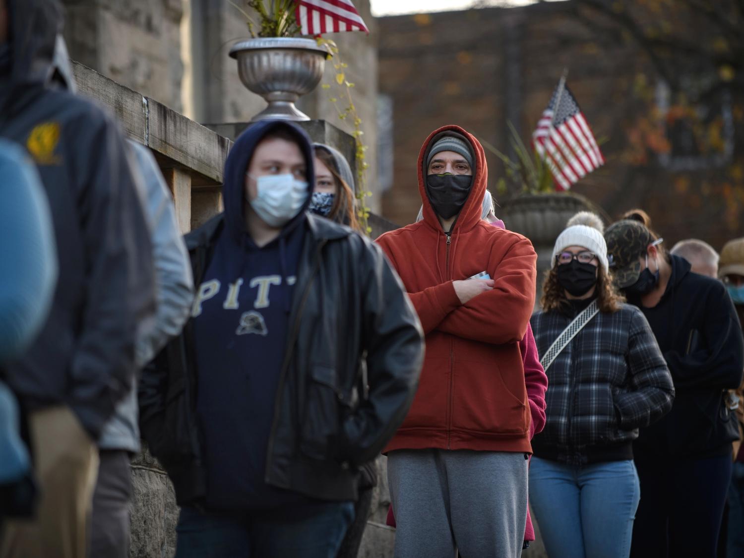 03 nov. 2020 - Eleitores fazem fila para votar na Igreja Metodista Oakmont United, em Oakmont, Pensilvânia, EUA - Jeff Swensen/Getty Images