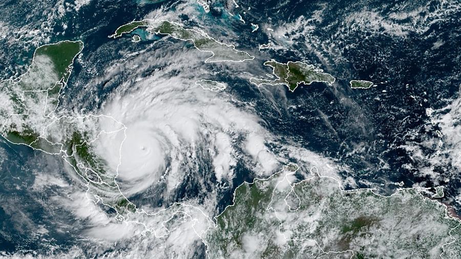 Imagens mostram aproximação do furacão Iota da América Central, recém-devastada pelo Eta - RAMMB/NOAA/AFP