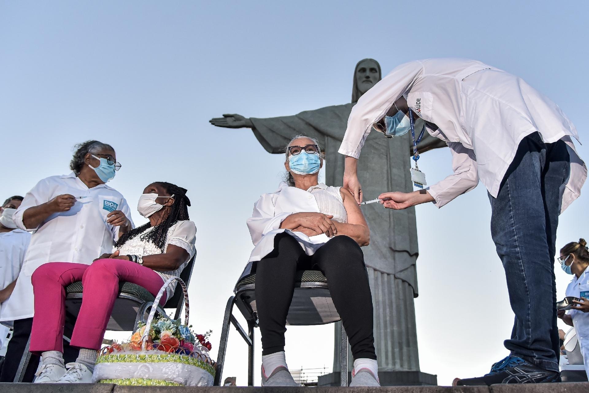 18.jan.2021 - Terezinha da Conceição, 80, e Dulcineia da Silva, 59, receberam a primeira dose da CoronaVac no Cristo Redentor - Thiago Ribeiro/Estadão Conteúdo