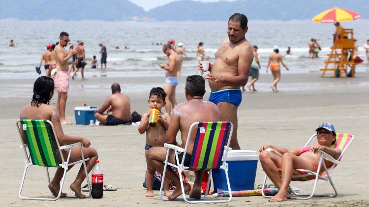 The public flocked to Gonzaga Beach, in Santos (SP), this Sunday (31), even with the restrictions caused by the covid-19 - Fernanda Luz / UOL - Fernanda Luz / UOL