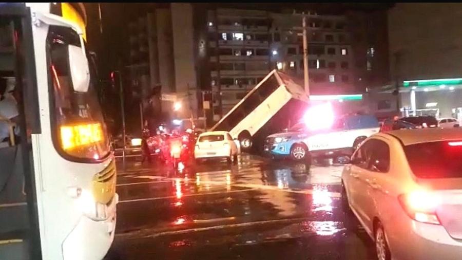 Ônibus caiu dentro de canal no Maracanã, na Zona Norte do Rio - Reprodução / Redes sociais
