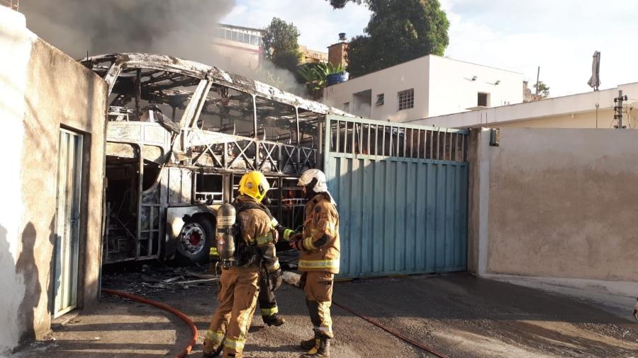 14.jun.2021 - Incêndio de grande proporções atinge garagem de ônibus, em Belo Horizonte  - Divulgação Corpo de Bombeiros Militar de Minas Gerais