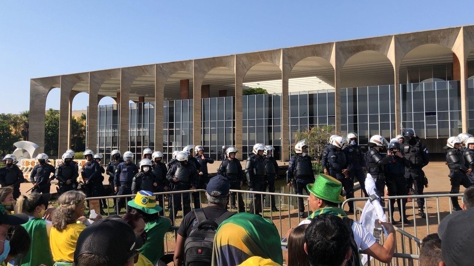7.set.2021 - Cordão de isolamento da polícia em frente ao prédio do Itamaraty, em Brasília - Lucas Valença/UOL