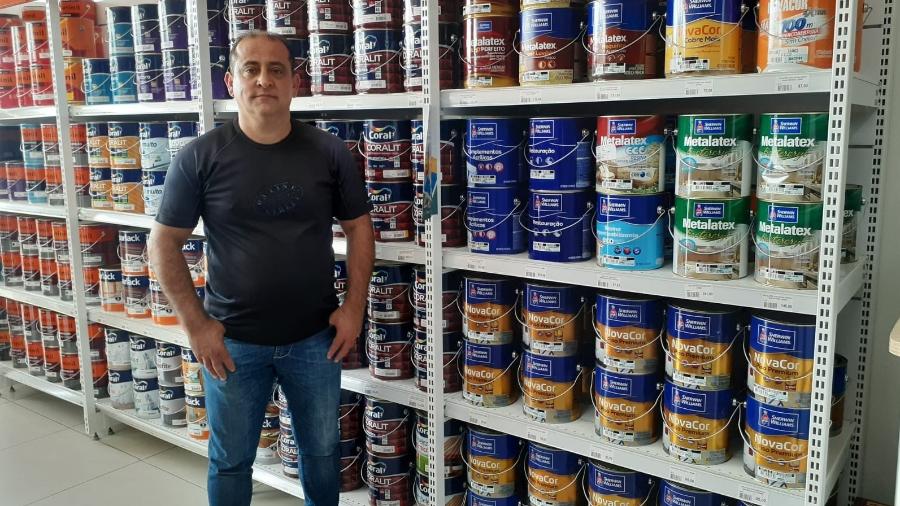 Após 28 anos como funcionário da Tintas MC, Rogério Cavallo comprou loja da marca - Divulgação