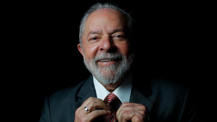  Ex-presidente Luiz Inácio Lula da Silva (PT) ajeita a gravata durante entrevista à Reuters, em São Paulo - Amanda Perobelli/Reuters