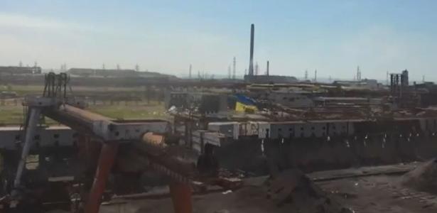 10.mai.2022 - Bandeira ucraniana é vista no complexo Azovstal, em Mariupol, no sudeste da Ucrânia; ao menos mil militares ucranianos ainda estão no local, cercado por forças russas