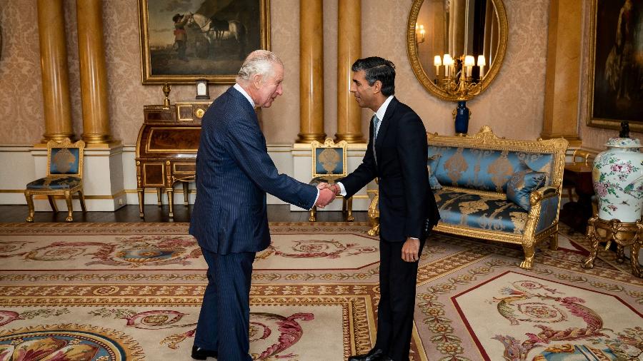 25.out.22 - O rei Carlos III dá as boas-vindas a Rishi Sunak durante uma audiência no Palácio de Buckingham, em Londres, onde ele convidou o recém-eleito líder do Partido Conservador para se tornar ministro e formar um novo governo - POOL/via REUTERS