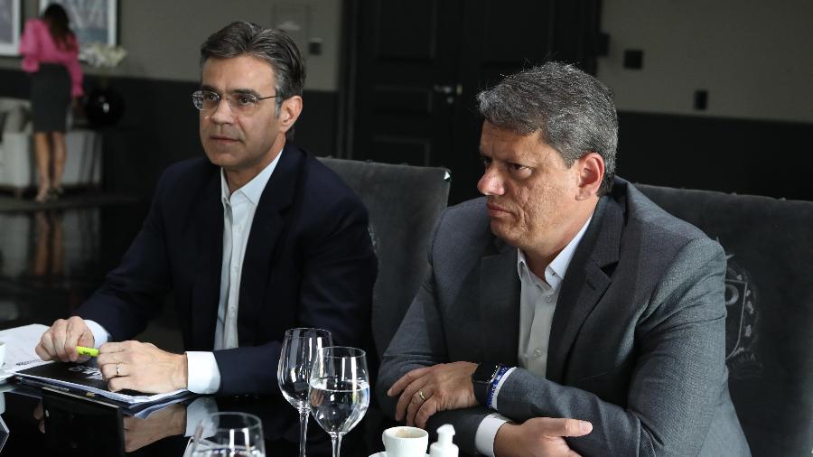 O governador eleito de São Paulo, Tarcísio de Freitas (Republicanos), à direita na foto, vai assumir o cargo de Rodrigo Garcia (PSDB) - 23.nov.2022 - Alex Silva/Estadão Conteúdo