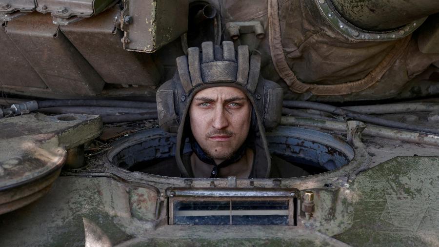 11.jun.2022 - Militar ucraniano dentro de tanque em uma posição na região de Donetsk - Stringer/Reuters