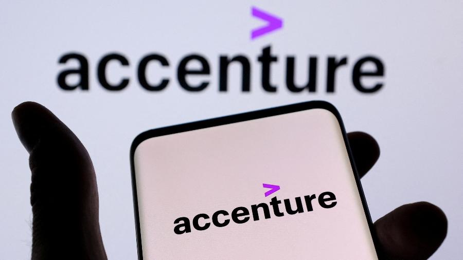 Logo da Accenture em smartphone - 1º.dez.2021 - DADO RUVIC/REUTERS