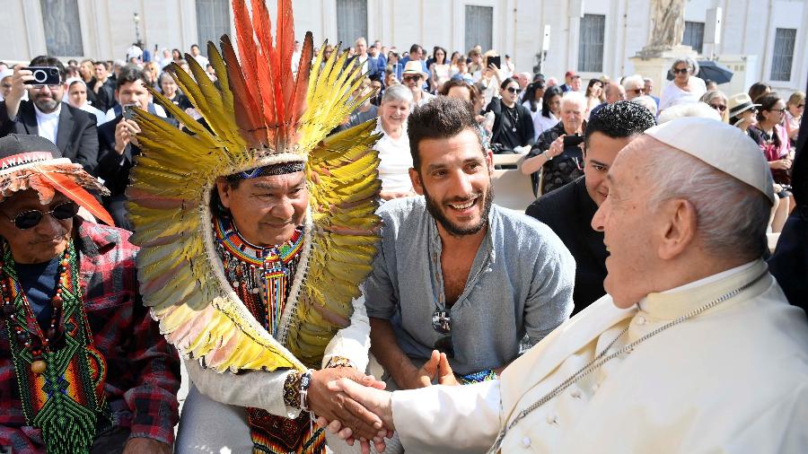 28.jun.23 - O Papa Francisco cumprimenta as pessoas durante a audiência geral semanal na Praça de São Pedro, no Vaticano - VATICAN MEDIA/via REUTERS