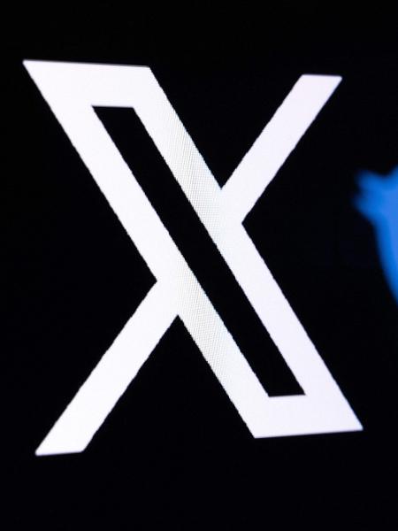 Ilustração mostra novo logotipo do Twitter renomeado como X e o antigo logotipo do pássaro