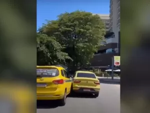 Briga entre taxistas tem perseguição e troca de socos na orla de Copacabana