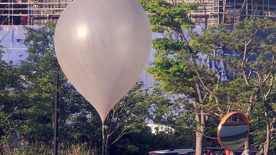 Balão caregando lixo, que teria sido enviado pela Coreia do Norte, é visto neste domingo (2) em um parque em Incheon, na Coreia do Sul