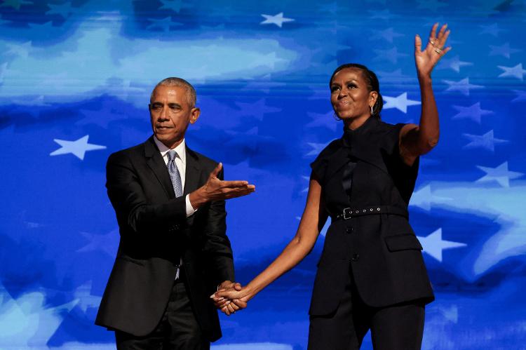 Michelle e Barack Obama no palco durante o segundo dia da Convenção Nacional Democrata 