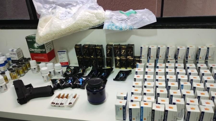 Policiais encontraram medicamentos de uso restrito, anabolizantes e receituários médicos em branco com o suspeito