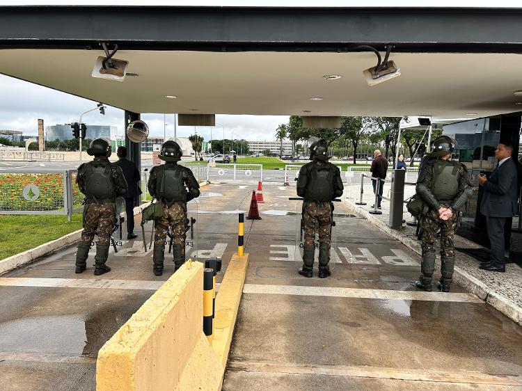 Exército está de plantão na entrada do Palácio do Planalto