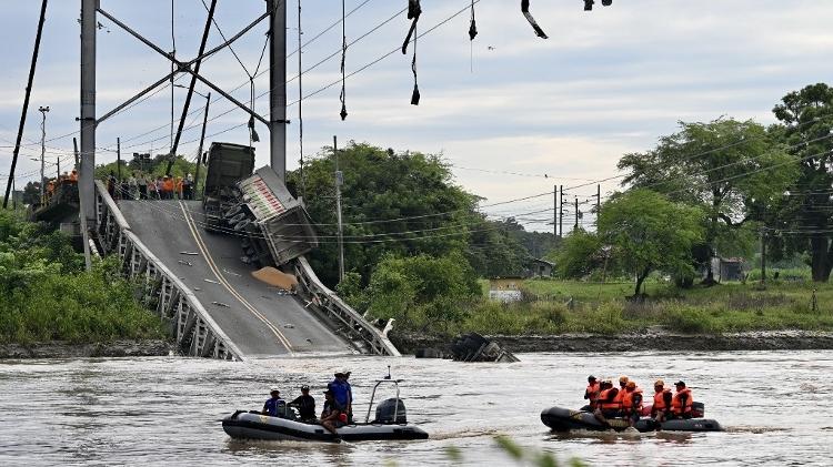 20.mar.2025 - Equipes de resgate buscam por sobreviventes após uma ponte desabar no Equador 20.mar.2025 - Equipes de resgate buscam por sobreviventes após uma ponte desabar no Equador