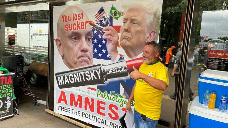 Manifestantes dão destaque a batom em ato de Bolsonaro na Avenida Paulista Manifestantes dão destaque a batom em ato de Bolsonaro na Avenida Paulista