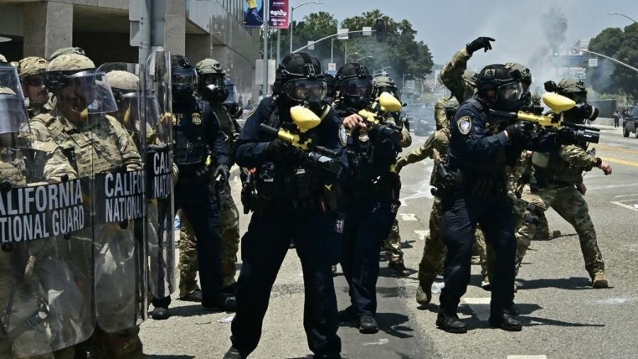 Trump ordenou a mobilização de militares da Guarda Nacional para conter protestos em Los Angeles - Frederic J. Brown / AFP