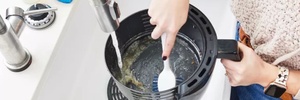 7 passos para limpar a air fryer do jeito certo e deixá-la como nova (Foto: Food & Wine)
