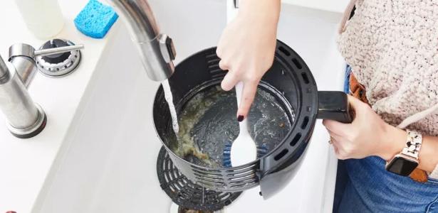 7 passos para limpar a air fryer do jeito certo e deixá-la como nova