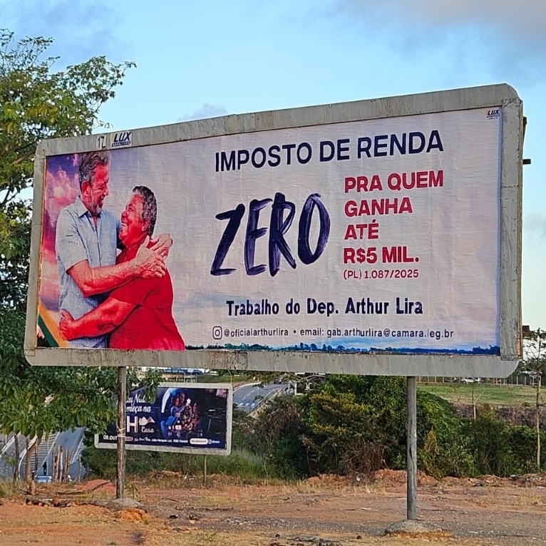 Lira espalha outdoors sobre isenção do IR em Alagoas e alfineta Renan