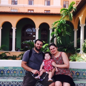 A criança Sofia com os pais em Miami (EUA) - Arquivo pessoal